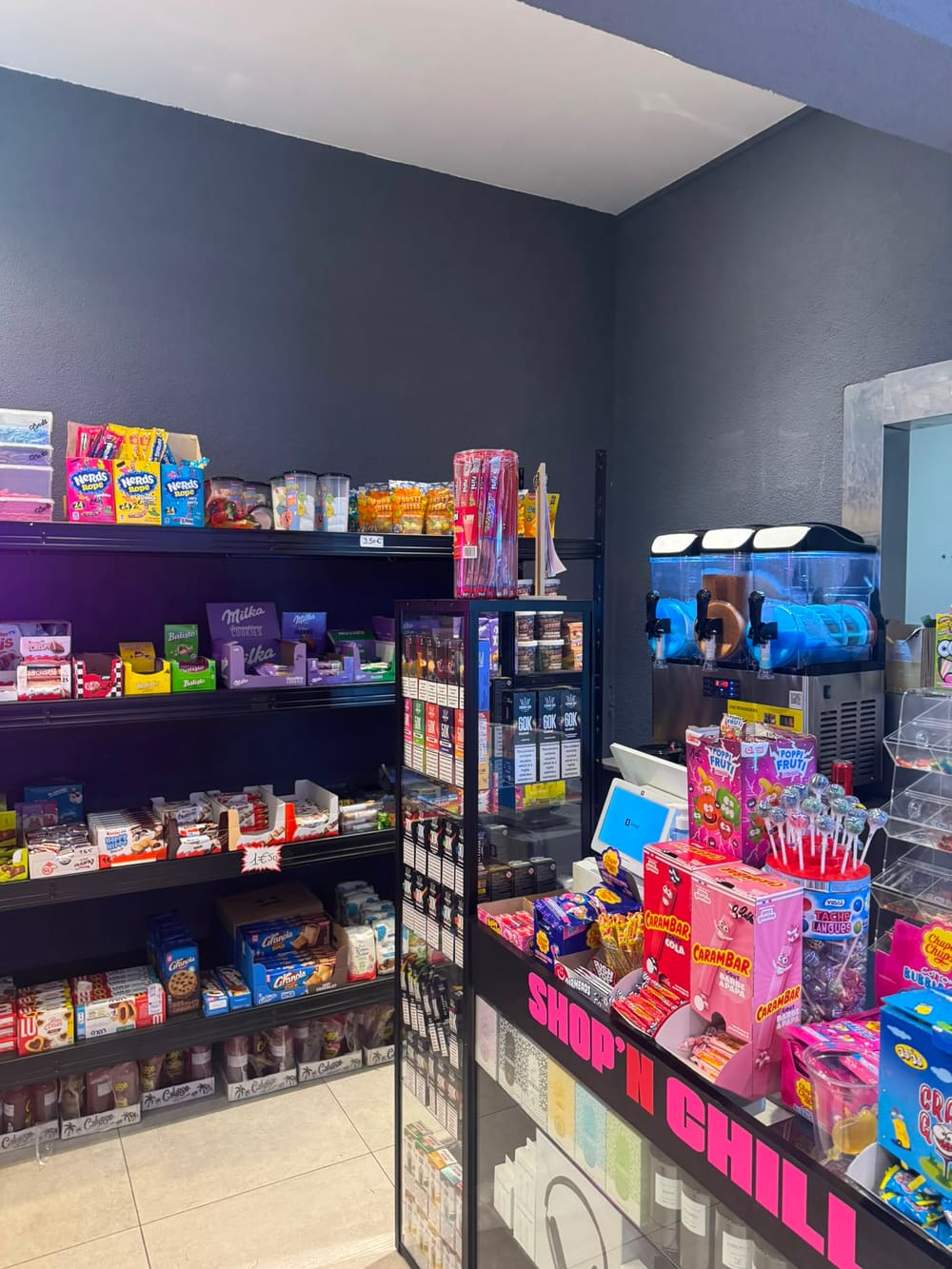 Le comptoir Shop'N Chill, machine à granité et bonbons d'import