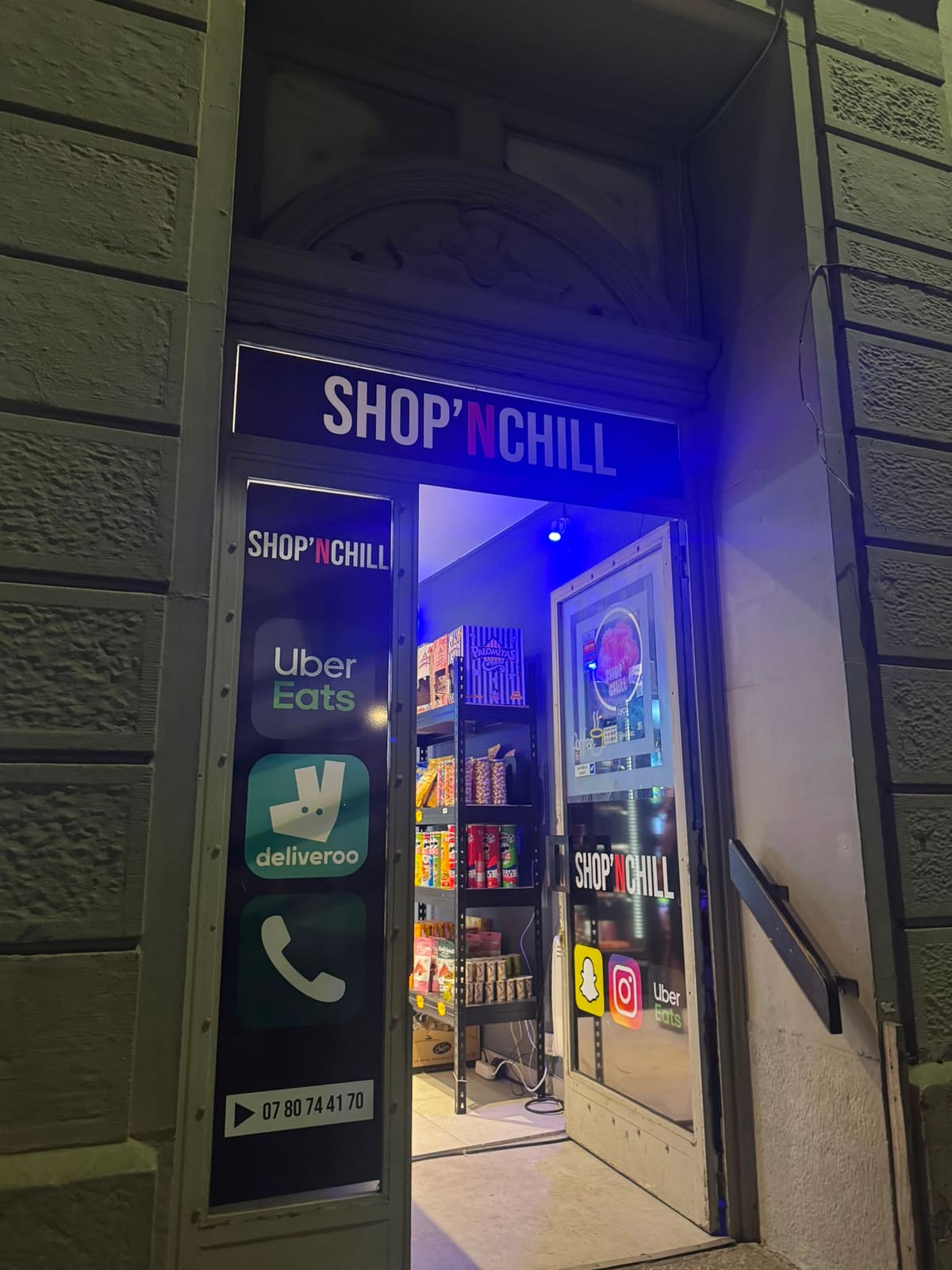 La devanture de Shop'N Chill illuminée la nuit, rue de la Gaîté
